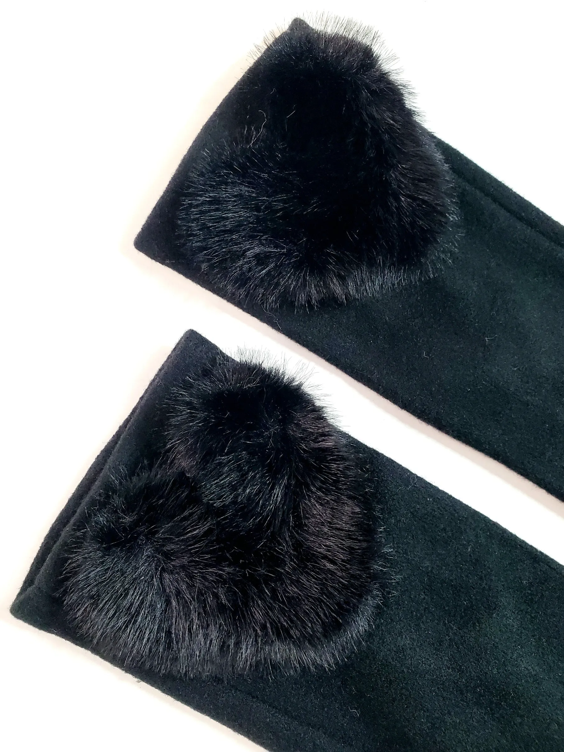 Black Gloves with Faux Fur Heart