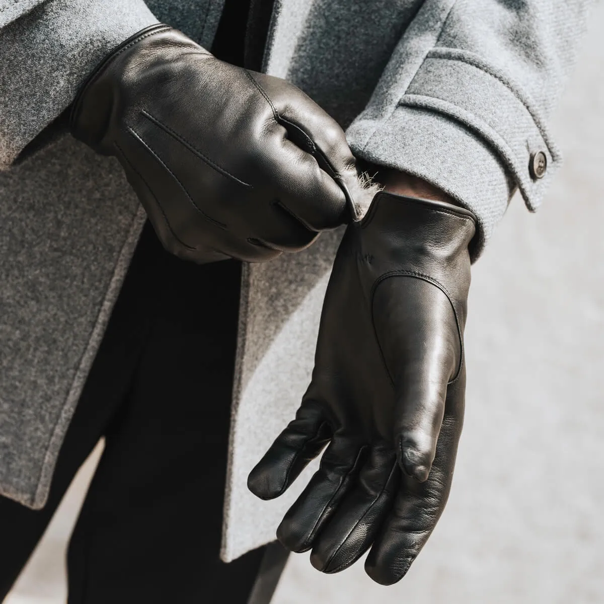 Marco (black) - Italian lambskin leather gloves with white fur lining